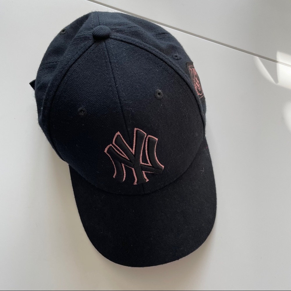 New York Yankee baseball cap in black